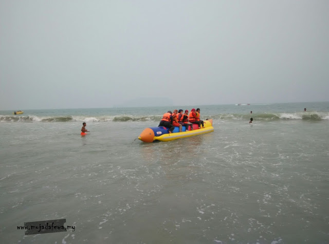 naik bot pisang, naik banana boat, pantai bukit keluang