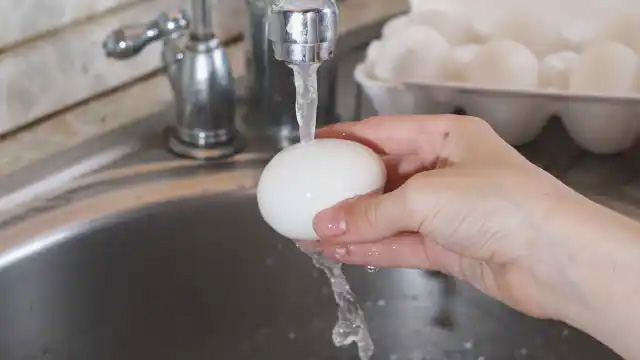 अंडे पकाने से पहले कभी नहीं चाहिए धोना, जानें साफ करने का सही तरीका