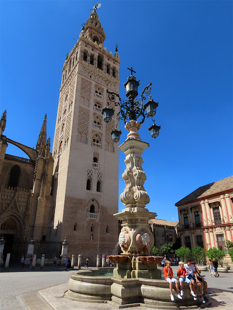 Fuente-farola (Fountain-lamppost), Plaza Virgen de los Reyes, Seville