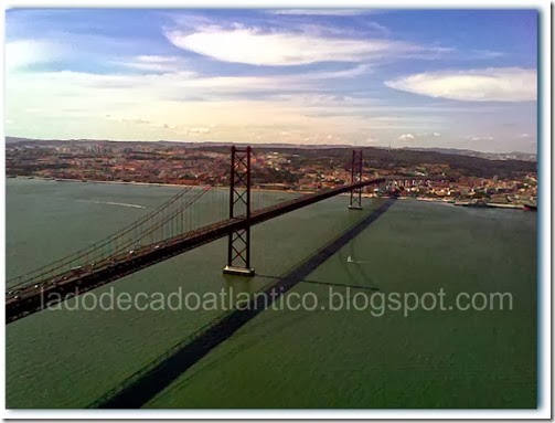 Ponte 25 de Abril, anteriormente chamada Ponte Salazar, ligando as cidades de Almada e Lisboa, Portugal