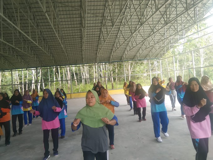 Senam Rutin Mingguan Ibu-Ibu Lansia Dan Ibu-Ibu Muda Di Gedung Futsal Dusun 2 Desa Tanjung Menang
