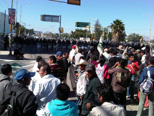 Bloquean accesos a capital oaxaqueña, organizaciones sociales