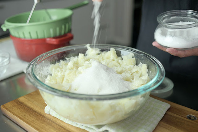 Add a pinch of salt (optional) to the tapioca