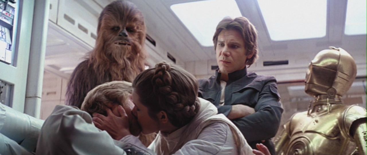 Марк Хэмилл в шутку оправдывает неловкий поцелуй Люка и Леи в "Звездных войнах". Принцесса Лея целует Люка, когда на них смотрят Хан Соло и Чубакка вырезанная сцена из фильма "Звёздные войны. Эпизод V: Империя наносит ответный удар"