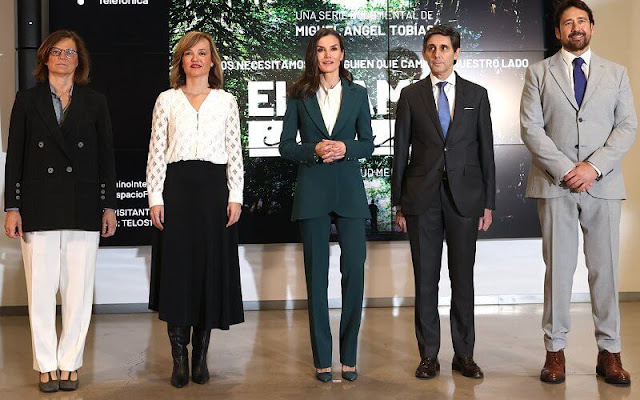 Queen Letizia wore a green wool blend longline blazer suit by Carolina Herrera. Hugo Boss silk blouse and Magrit green pumps