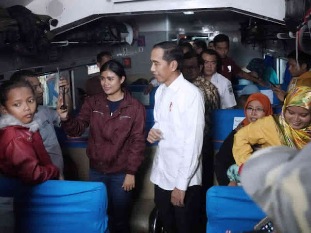 Tinjau Arus Mudik Lebaran, Jokowi Kunjungi Stasiun Pasar Senen