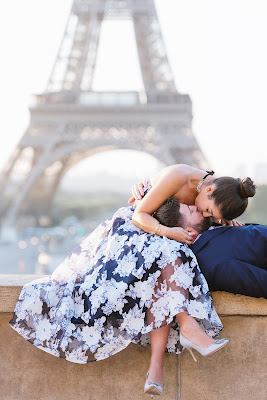 Novios en actitud cariñosa delante de la Torre Eiffel