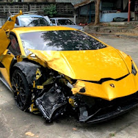 Lamborghini baru keluar kedai remuk akibat kemalangan