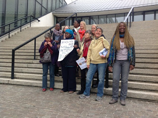 Madeleine Scherb avec les participants de la réunion de préparation de la COP21