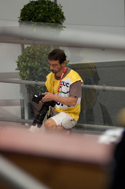 chimp chimping uci photographer tim macauley world track championships melbourne australia 2010 