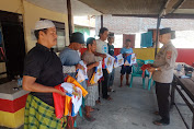 Jelang HUT RI Ke-78, Kapolsek Pulau Sembilan Polres Sinjai Bagikan Bendera Merah Putih dan Umbul-umbul Kepada Warga