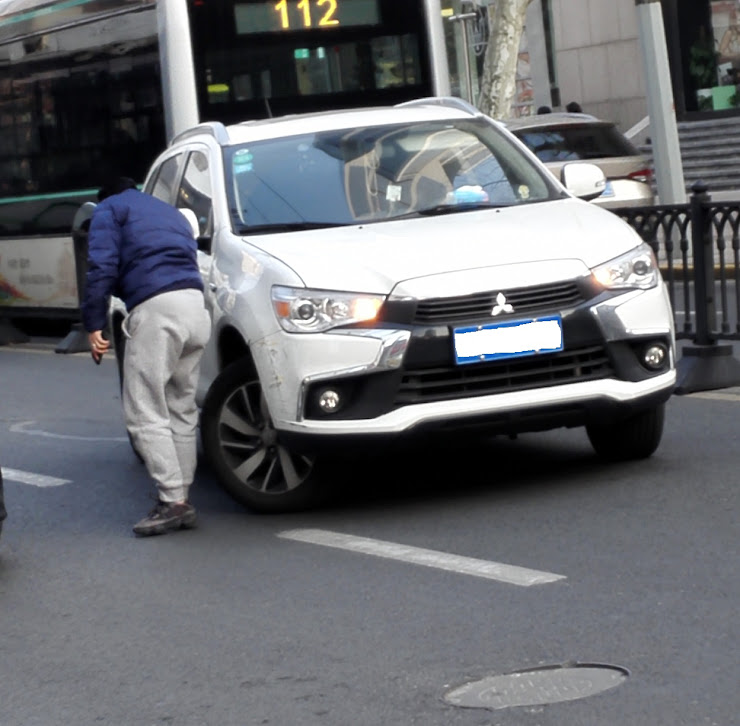 右前輪が大きく曲がった事故車