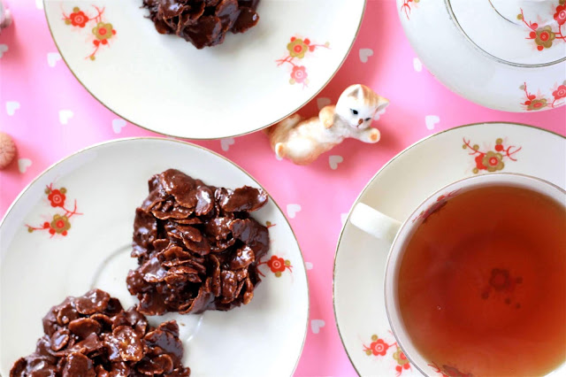 Cornflakes Schoko-Kekse - gedeckter Tisch