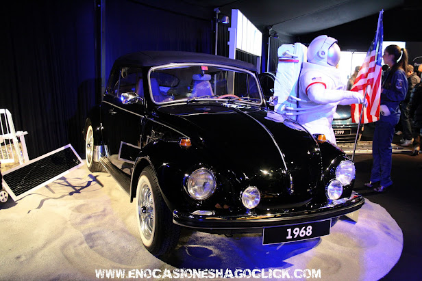 Fotos de la exposición sobre la historia del Volkswagen Beetle en la plaza de Callao de Madrid