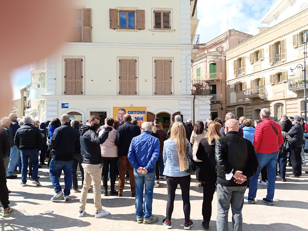 INAUGURATA A LARGO FARNESE LA SEDE ELETTORALE DEL CANDIDATO A SINDACO LEO CASTIGLIONE. SQUADRA PRONTA.