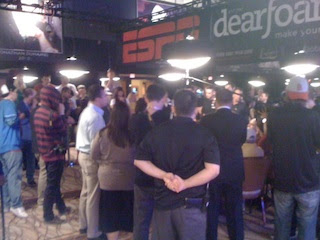 Crowd around table on Day 5, 2012 WSOP Main Event