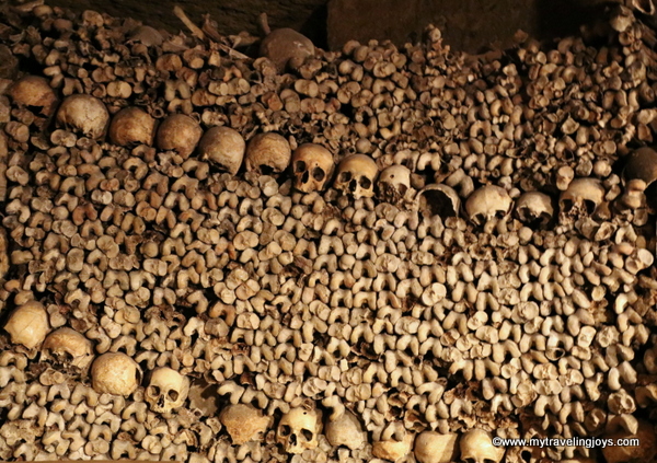 Huge display of bones in Catacombs of Paris