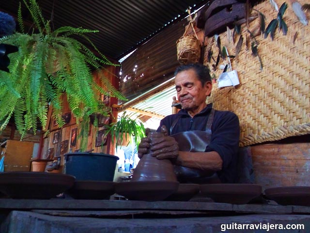 Taller del gran maestro alfarero José Encalada 