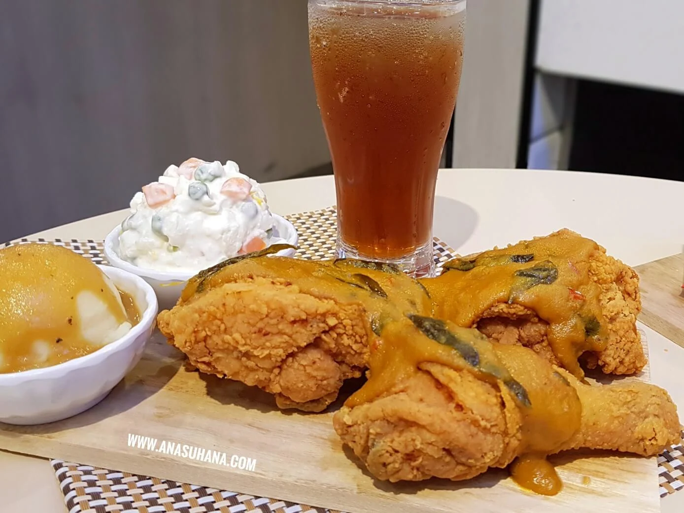 Salted Egg Burger dan Salted Egg Ayam Menu Terbaru Marrybrown