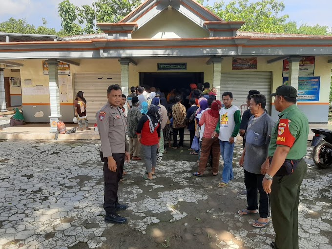 Polsek Badegan Melaksanakan Pengamanan Pembagian Bansos Beras Cadangan Pangan Pemerintah Kepada Masyarakat