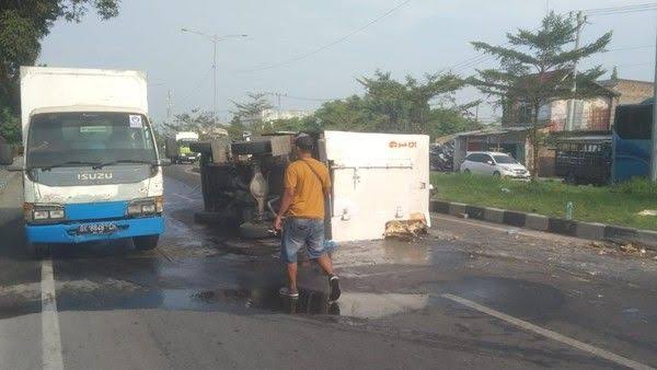 Terkejut Disalip Motor,  Mobil Box Es Kristal Terbalik di medan