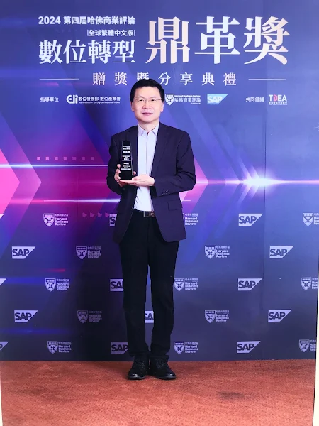 ▲員榮醫療體系員榮醫院榮獲第四屆鼎革獎「年度最佳醫療機構新銳獎」，員榮總院長張克士今天出席接受頒獎。（記者林明佑翻攝）