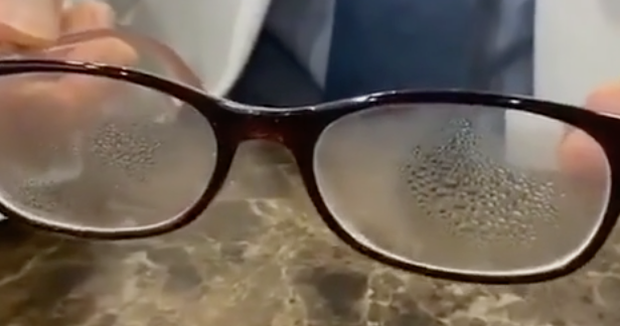 Dành cho team cận thị giữa cơn bão virus corona: Cách đeo khẩu trang cực đơn giản để mắt kính không bị mờ vì hơi nước