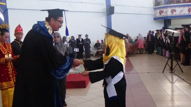 Nelda Sari Siregar menjadi lulusan terbaik pada wisuda UNIB Periode 81, Rabu (26/4).