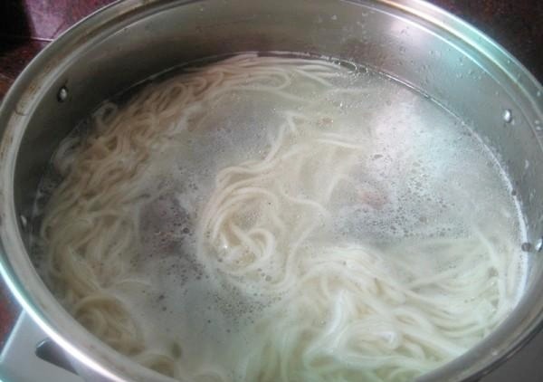 Nấu mì có nên chần trước? Nhiều người làm sai bảo sao mì không ngon lại dính bết - 2