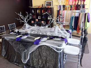 Elegant Halloween Table by HomeDesignLatest.com