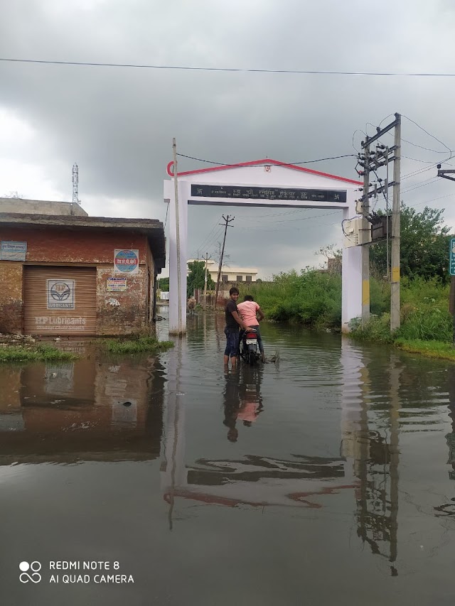 बडपुरा गांव का एवं बालाजी कॉलोनी के मुख्य रास्ता पानी से लबालब भरे हुए है।