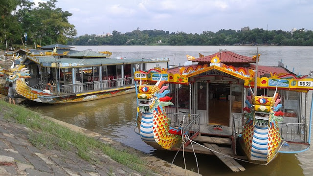 Surcando el río Perfume en los Barcos Dragón