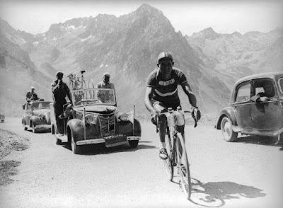 Gino Bartali sulla cima del Col du Tourmalet