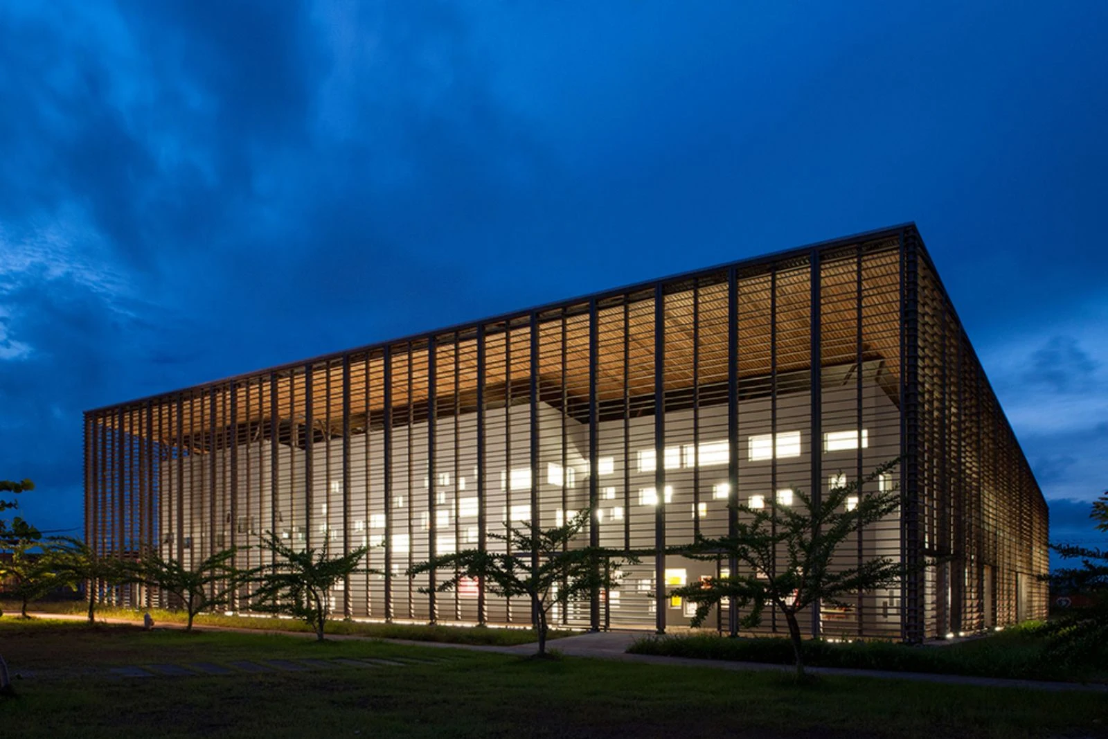 Caienna, Guiana Francese: University Library by Rh+ Architecture