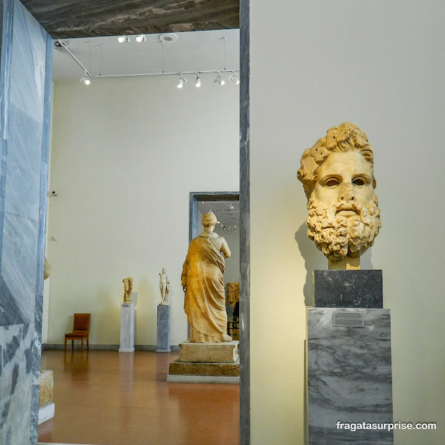 Estátua de Zeus no Museu Nacional de Arqueologia de Atenas, Grécia