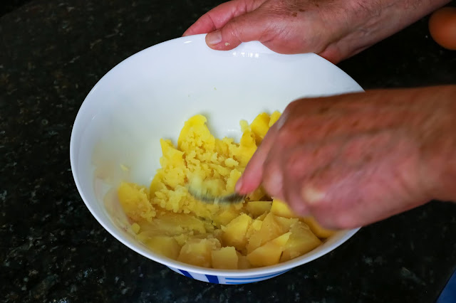 Imagen de preparación de croquetas de patata y langostinos