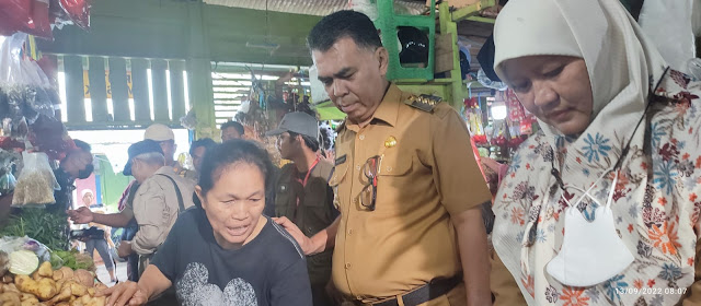 Bupati Natuna Melakukan Inpeksi Mendadak ke Pedagang Sayur dan Ikan di Pasar Tradisional Ranai