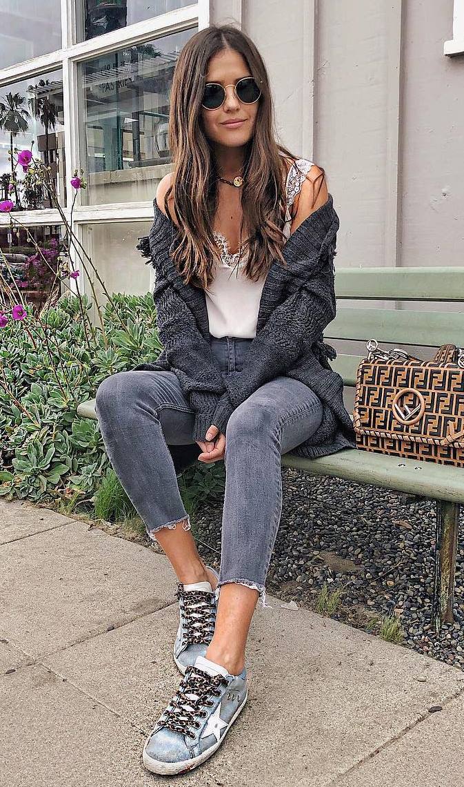 how to wear a cardigan : white top + skinny jeans + sneakers