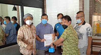 Jun Manurung Cs Serahkan Surat Gugatan Ke Ketum KONI Sumsel 