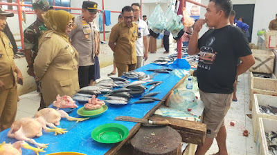 Menjaga Stabilitas Pangan, Kapolsek Mowewe Ikut Sidak di Pasar 