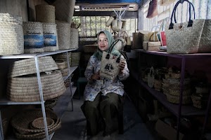  Kerajinan Daun Lontar Jaga Budaya-Berdayakan Ibu-ibu Desa Tritiro Sulsel