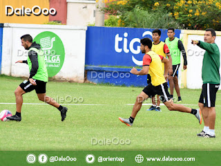 Román se lleva el balón mientras que Arana da indicaciones en la práctica realizada por Oriente Petrolero - DaleOoo