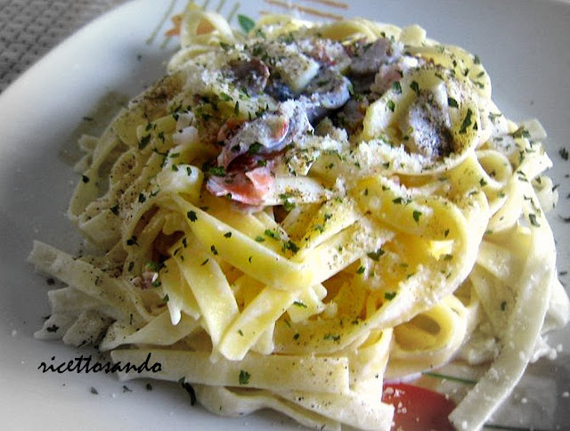 Tagliatelle funghi speck e panna