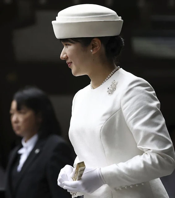 Princess Aiko will begin work at the Japanese Red Cross Society in April. Pearls broocha, pearls necklace and pearl earrings