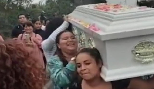  "Si no me van a despedir así, no quiero nada": Mujeres BAILAN con ataúd para darle el ultimo adios a su amiga