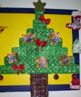 http://manualidadesparaninos.biz/arbol-de-navidad-con-hueveras-de-carton/