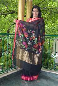 Buy Black Jamdani Ponduru Charkha Khadi saree from Sohum Sutras