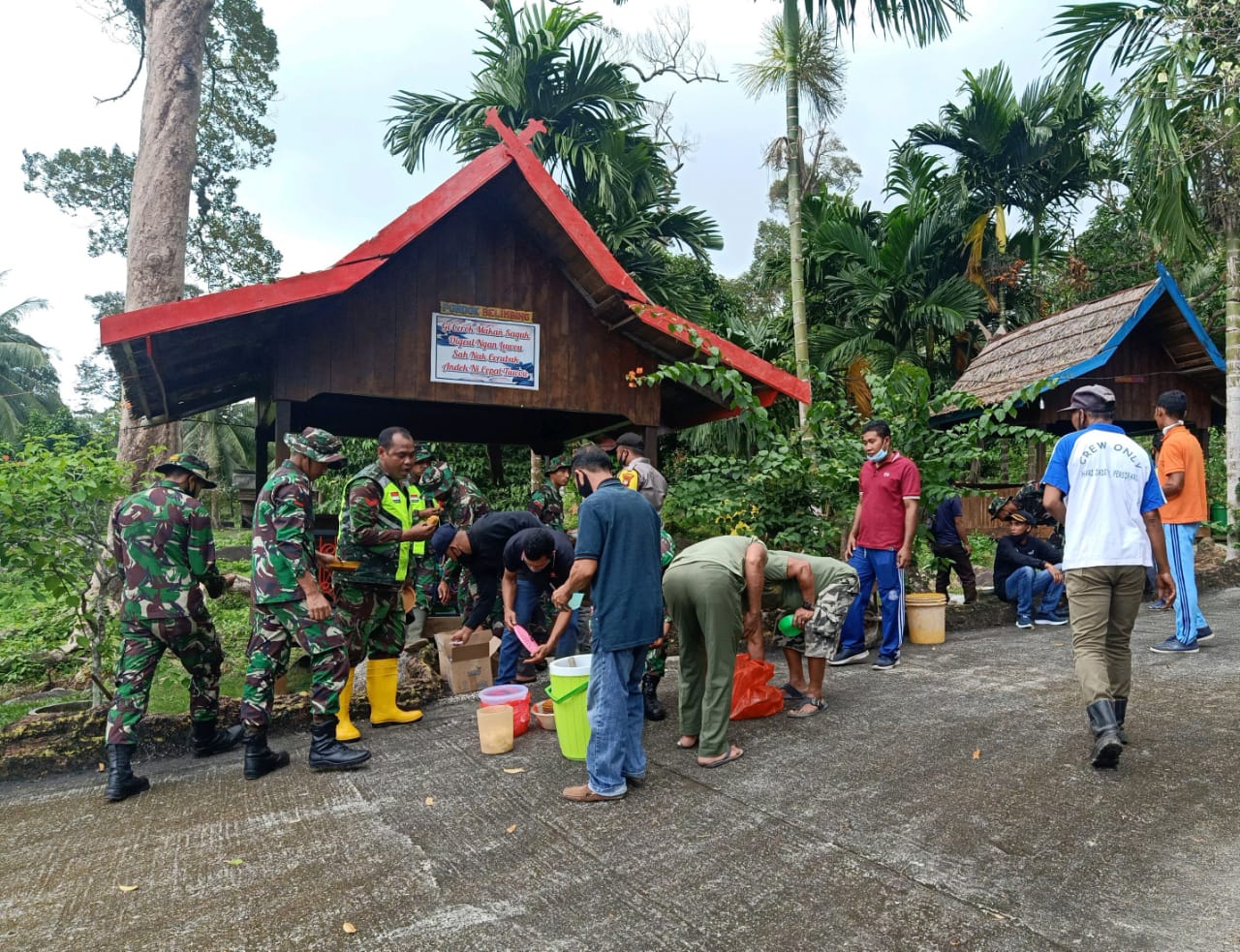 Danramil 01/Ranai Bersama babinsa se Kecamatan Bunguran Timur Goro di Objek Wisata Air Terjun Gunung Air Hiu