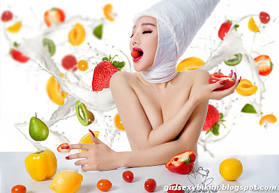 Yangzi Lu half-naked breasts with you to experience the fruits feast