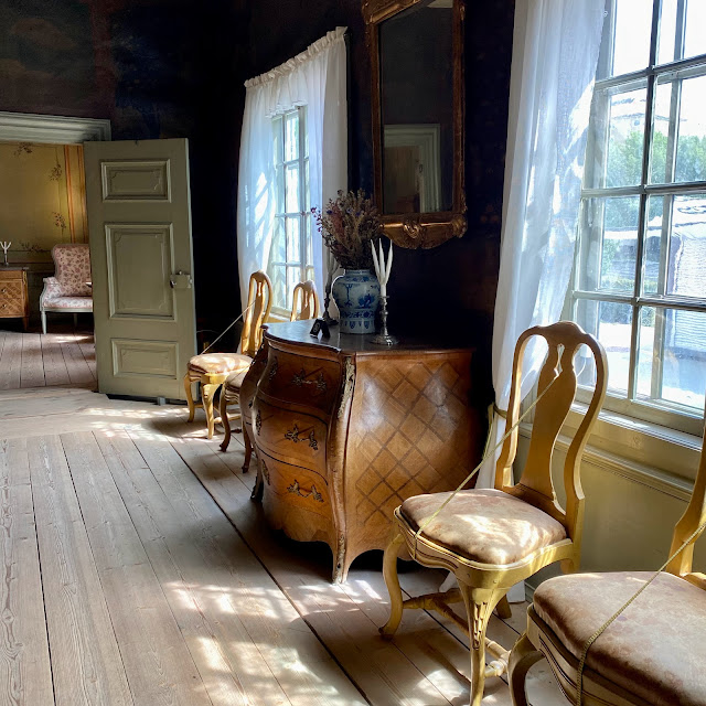 Apteekkimuseon huone, joka on sisustettu apteekkariperheen olohuoneeksi. 1700-luvun huonekaluja.